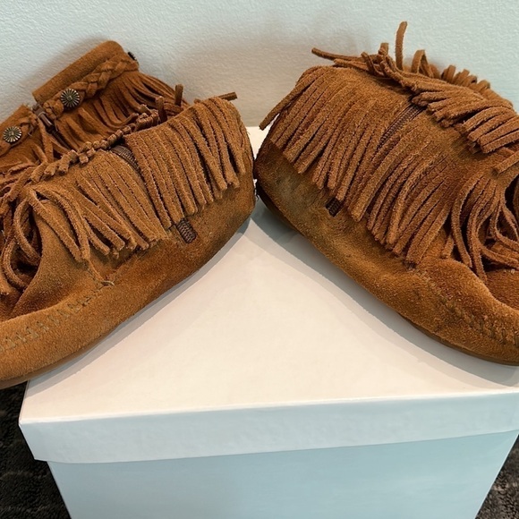 GIRLS Minnetonka suede fringe boots size 1Y - Picture 7 of 7
